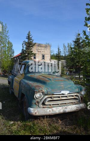 Un camion abbandonato Chevrolet nel centro di McCarthy, Wrangell - St Elias National Park, Alaska, Stati Uniti. Foto Stock