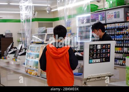 Tokyo, Giappone - Golden Week Holiday, 2 maggio 2020 : schermo di plastica installato sulla cassa in minimarket per proteggere dal virus durante lo stato di emergenza a causa della diffusione del coronavirus Covid-19 Foto Stock