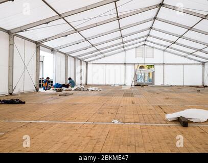 Sibiu, Romania - 27 aprile 2019 lavoratori che dormono all'interno di tende per i mass media in Piazza piccola riunione informale dei capi di Stato o di governo 201 Foto Stock