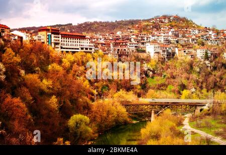 Veliko Tarnovo, Bulgaria - 23 marzo 2017. Vista sulla città vecchia, l'hotel Yantra e la strada d'ingresso alla città Foto Stock