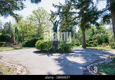 Berlino, Germania. 27 aprile 2020. Sul sentiero principale del vecchio cimitero di Luisenstadt sulla Bergmannstrasse si arriva ad una rotonda con un angelo figura al centro. Credit: Annette Riedl/dpa-Zentralbild/ZB/dpa/Alamy Live News Foto Stock