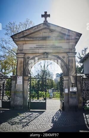 Berlino, Germania. 17 Aprile 2020. Il 'campo di sepoltura della Gerusalemme e della Chiesa Nuova' si trova su una delle porte d'ingresso ai cimiteri. Credit: Annette Riedl/dpa-Zentralbild/ZB/dpa/Alamy Live News Foto Stock