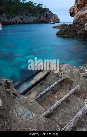 La piccola baia di Cala Deia, vicino al villaggio di Deia Mallorca, Isole Baleari. Foto Stock