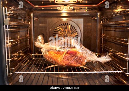 Carne di maiale speziata e marinata avvolta in una tanica di cottura Foto Stock