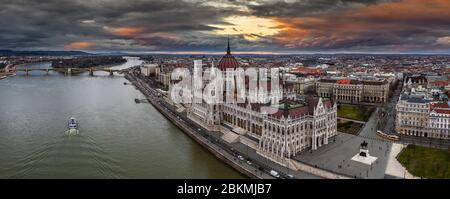 Budapest, Ungheria - veduta aerea panoramica del drone del bellissimo edificio del Parlamento ungherese con Margaret Birdge e l'isola, tram giallo, sightseei Foto Stock