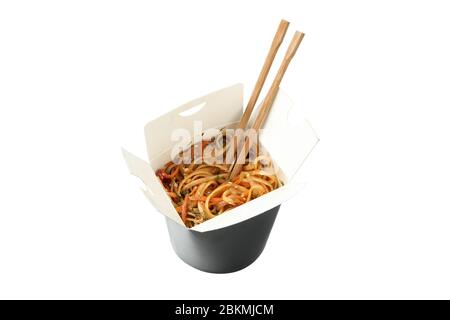 Tagliatelle in scatola di cartone isolata su fondo bianco. Consegna di cibo Foto Stock