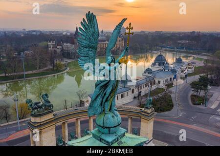 Budapest, Ungheria - veduta aerea dell'Arcangelo Gabriel in Piazza degli Eroi durante la quarantena del 2020 di Coronavirus al mattino. Castello di Vajdahunyad e C. Foto Stock