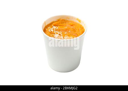 Tazza con zucca purea isolata su sfondo bianco. Consegna di cibo Foto Stock