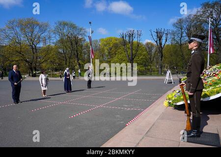 Riga. 4 maggio 2020. I membri del parlamento lettone depongono i fiori al Monumento della libertà, mantenendo al contempo una distanza sociale sicura l'uno dall'altro a riga, Lettonia, 4 maggio 2020, poiché il paese segna il trentesimo anniversario della sua dichiarazione di indipendenza. Il 4 maggio è celebrato dai lettoni per celebrare il giorno in cui il paese dichiarò l'indipendenza dall'ex Unione Sovietica nel 1990. A causa della pandemia del COVID-19, quest'anno si sono svolte celebrazioni nazionali, soprattutto a casa, in quanto tutti gli eventi annuali sono stati annullati. Credit: Jani Laizans/Xinhua/Alamy Live News Foto Stock