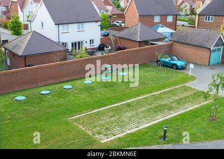 Serbatoi di gas di propano Calor interrati nel terreno di una nuova proprietà immobiliare con vialetto per camion, kent, uk Foto Stock