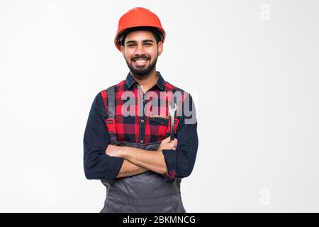 Buon ingegnere sicuro indossando giubbotto e casco giallo, isolato su sfondo bianco. Foto Stock
