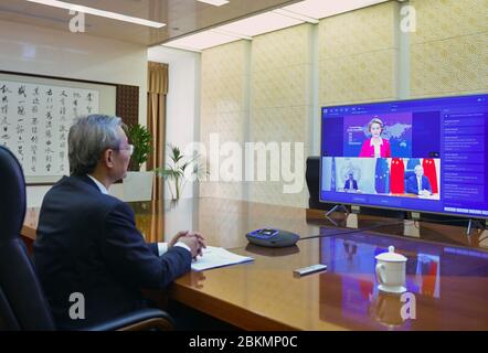 (200505) -- BRUXELLES, 5 maggio 2020 (Xinhua) -- Zhang Ming, capo della Missione cinese presso l'UE, partecipa all'evento di impegno di Coronavirus Global Response attraverso videoconferenze a Bruxelles, Belgio, 4 maggio 2020. "La Cina deve espandere il fondo speciale di cooperazione COVID-19, dice inviato all'evento di impegno globale" (Missione della Cina nell'UE/Handout via Xinhua) Foto Stock