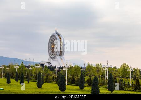 25 aprile 2020; Ashgabat, Turkmenistan; ruota di ferro coperta Alem nel giorno nuvoloso sovrastato Foto Stock