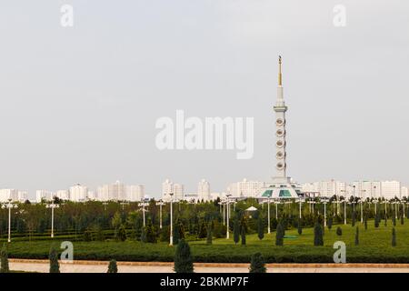 25 aprile 2020; Ashgabat, Turkmenistan; Monumento della Costituzione nel giorno della festa Foto Stock