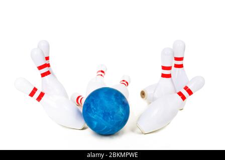 Bowling e bowling su sfondo bianco. Gioco di bowling Foto Stock