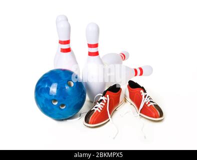 Bowling, palla e scarpe su sfondo bianco. Gioco di bowling Foto Stock