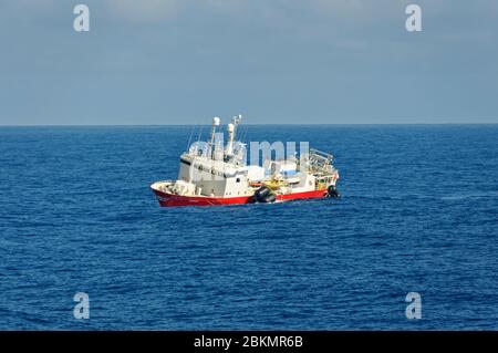 Il Bjorkhaug, una nave di rifornimento di indagine che rotola in un rigonfiamento leggero dell'Oceano Atlantico del Sud, fuori dell'America del Sud. Foto Stock