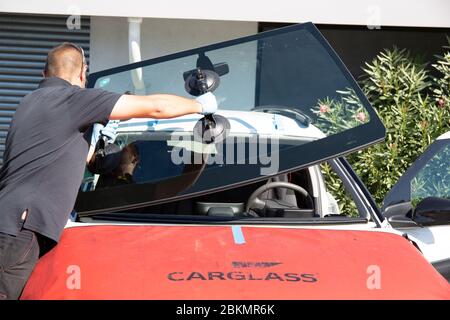 Bordeaux , Aquitaine / Francia - 04 26 2020 : lavoratori di uomo di vetro rimuovere il parabrezza schiacciato di un'auto in servizio auto o direttamente in ufficio personalizzato Foto Stock