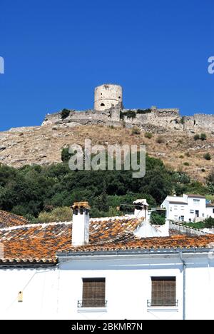 Vista del castello sopra i tetti del villaggio, Jimena de la Frontera, Andalusia, Spagna Foto Stock