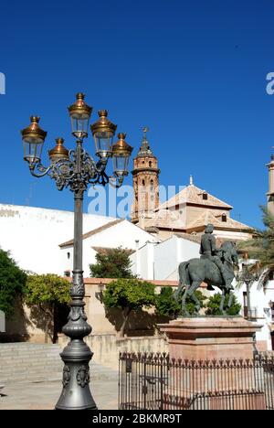 Plaza Guerrero Munoz con la torre della chiesa di San Sebastian e la statua di Fernando i, Antequera, Spagna. Foto Stock