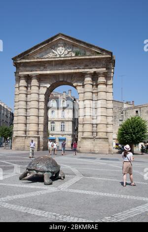 Bordeaux , Aquitaine / Francia - 11 19 2019 : porta d'Aquitania Piazza della Vittoria con sculture in bronzo di tartaruga gigante bordeaux francia Foto Stock