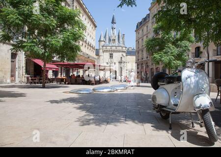 Bordeaux , Aquitaine / Francia - 11 07 2019 : Bordeaux Place du Palais con cartolina vintage scooter Foto Stock