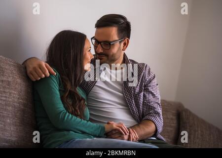 Felice coppia in amore rilassarsi a casa. Foto Stock