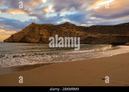 Tramonto in una baia chiusa nella regione di Murcia, Spagna Foto Stock