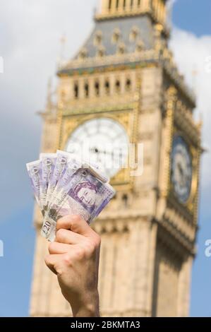 Manciata, di 20 £note che sono tenuti fuori la Camera dei Comuni, per rappresentare sulla crisi spese dei parlamentari in corso, Londra, Regno Unito 1 giugno 2009 Foto Stock