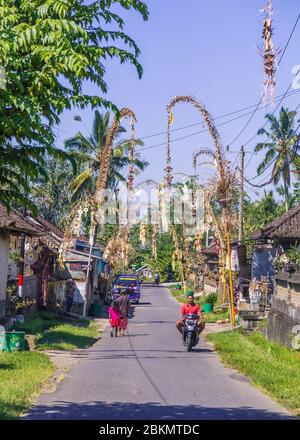 BALI, INDONESIA - 16 APRILE 2017: Strade a Bali. I polacchi di Penjor possono essere visti come parte della celebrazione annuale della Galungan. La gente può essere vista. Foto Stock