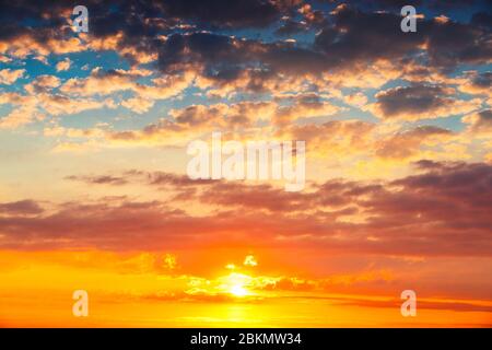 Nuvole nel cielo sul mare al tramonto o all'alba Foto Stock