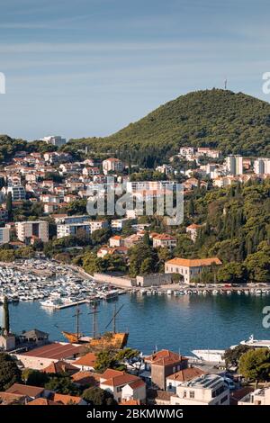Dubrovnik, Croazia, 16 settembre 2019. La vista del nuovo porto di Gruz con un sacco di barche e la famosa barca Karaka da Trono di Spade a Dala Foto Stock