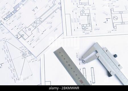 Vista dall'alto di uno strumento di misurazione calibro, righello e disegni di dettaglio.disegni tecnici, dettagli metallici. Foto Stock