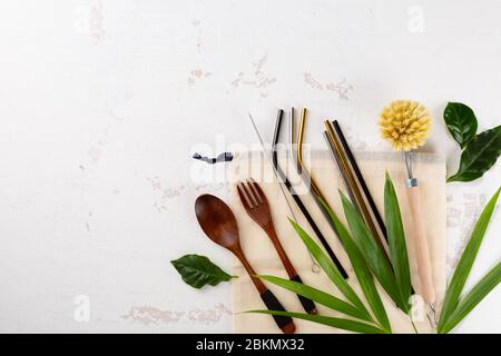 Zero rifiuti di cucina oggetti. Spazzola per lavare piatti, cucchiai di legno e forchetta Foto Stock