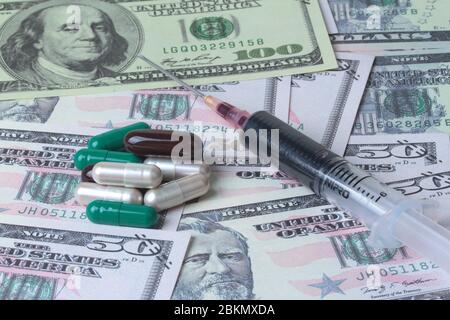 Varites dollari soldi, la banconota degli Stati Uniti, le droghe colorate e il sangue in siringa sulle banconote si sparse doppio. Foto Stock