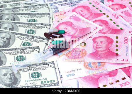 Varites dollari soldi, la banconota USA e Yuan banconota, cinese banconote laici sparsi doppio con le droghe colorate e sangue in siringa sulle banconote l Foto Stock