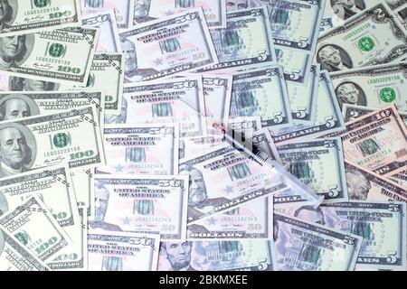 Varites dollari soldi, la banconota degli Stati Uniti e il sangue in siringa sulle banconote si sparse doppio. Foto Stock