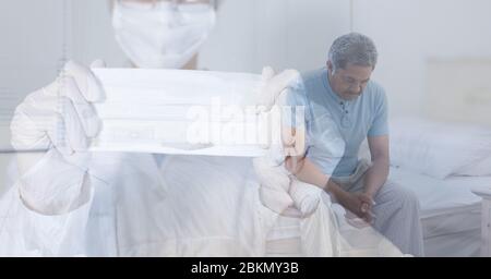 Illustrazione digitale di un medico che indossa una maschera di tenuta una maschera sopra un maschio anziano Foto Stock