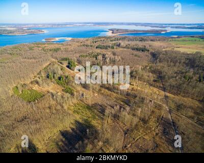 Vista aerea di bunker in cemento armato apparteneva al quartier generale delle forze terrestri tedesche dalla seconda guerra mondiale nascosto in una foresta nella stagione primaverile a Mamerki, Pol Foto Stock