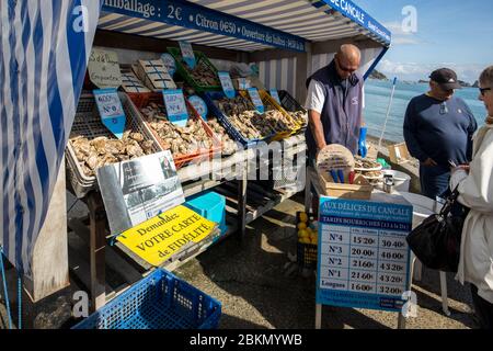 Cancale, Francia - 15 Settembre 2018: Vendita di ostriche fresche direttamente dalla pesca a Cancale. Brittany, Francia Foto Stock