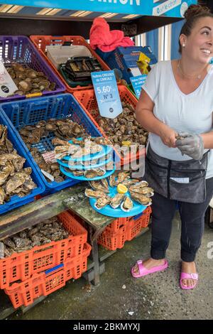 Cancale, Francia - 15 Settembre 2018: Vendita di ostriche fresche direttamente dalla pesca a Cancale. Brittany, Francia Foto Stock