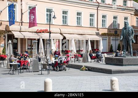 Bar e ristorante all'aperto con clienti e cameriere con maschera e guanto a Vilnius, capitale lituana che riapre nella vasta città di cafe all'aperto Foto Stock