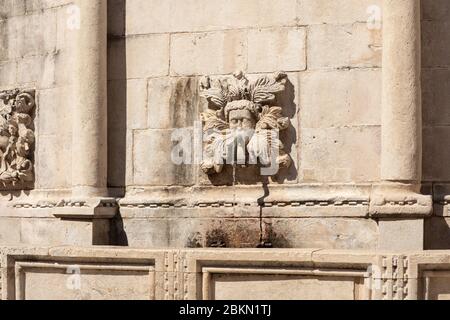 Dettagli architettonici della grande fontana Onofrio disegnata dall'architetto italiano Onofrio di Giordano della Cava a Stradun, la grande strada del Foto Stock