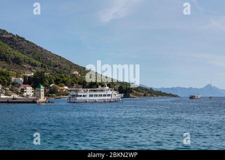 Bol, Croazia, 10 settembre 2019. Il porto dell'isola di Bol su Brac con navi da crociera che arrivano in una giornata di sole in estate con un cielo blu. Foto Stock
