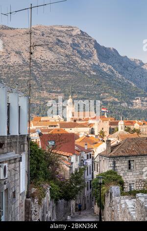 Isola di Korcula con la cattedrale e la città una giornata di sole durante il tramonto in estate. Bella vecchia architettura veneziana, strade e montagne creatin Foto Stock