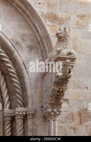 Particolare di un leone e di una statua umana della Cattedrale di san Marco nella città di Korcula, Dalmazia, Croazia. Splendidi elementi gotici. OL Foto Stock