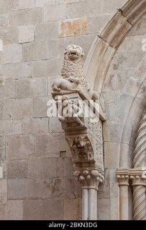 Particolare di un leone e di una statua umana della Cattedrale di san Marco nella città di Korcula, Dalmazia, Croazia. Splendidi elementi gotici. OL Foto Stock