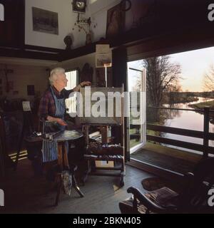 Margaret Thomas artista (1916-2016) nel suo studio in un mulino vicino Bungay Suffolk UK 2003 Foto Stock