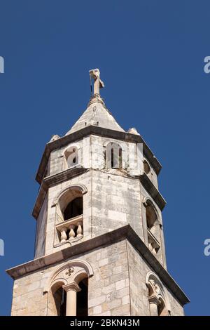 La torre della chiesa di san Nicola a Cavtat, Dalmazia, Croazia in una giornata di sole in estate con un cielo blu. Dettaglio Foto Stock