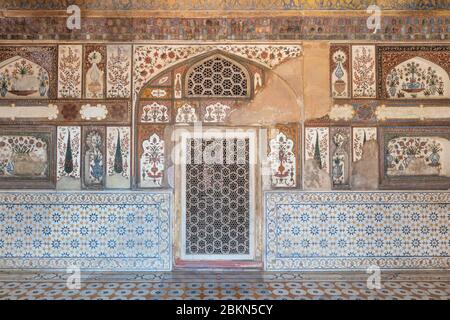 Itimad-ud-Daulah Mausoleo interno, Baby Taj, 1628, Agra, Uttar Pradesh, India Foto Stock